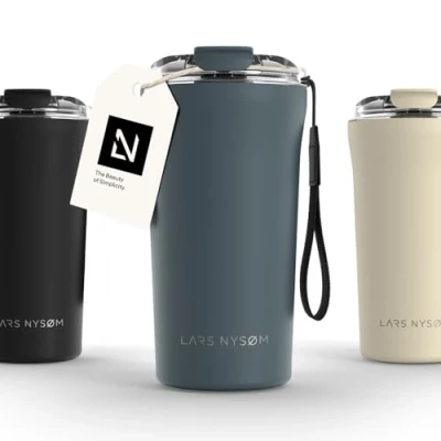 Obrázek LARS NYSØM termohrnek na kávu to go s poutkem nošení &amp; tritanovým víkem Travel Mug 0,5 litru izolací Nerezový odolný proti vytečení do kavárny a čaje (kamenná modrá, 500 ml)
