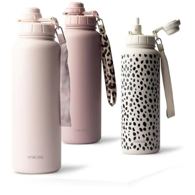 Obrázek MAMEIDO Termoska s brčkem 700 ml neprosakující láhev na pití izolovaná z ušlechtilé oceli, vodu poutkem nošení, izolační bez BPA (Blush Kissed, 0,7 l)