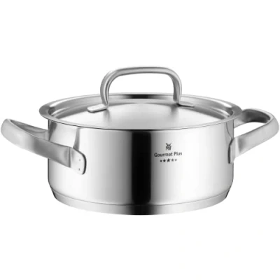 Obrázek Hrnec Gourmet Plus značky WMF o průměru 20 cm, objem cca 2,5l, vnitřní stupnice, otvor pro páru, vyrobeno v Německu, kovové úchyty, nerezová ocel Cromargan, matovaný, vhodný na indukční varné desky a do myčky