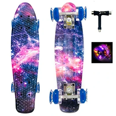 Obrázek Sumeber Skateboard dětský Mini Cruiser kompletní 22 palců s LED svítícími kolečky pro dospělé, děti, začátečníky, narozeninový dárek (galaxis)