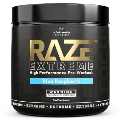Obrázek Protein Works Raze Extreme Pre Workout prášek modrá malina kreatin, kofein a beta alanin Energy Drink 30 porcí