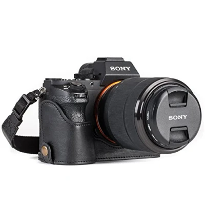 Obrázek MegaGear Ever Ready kožená kamera polokapsa s popruhem na nošení a přístupem baterie pro Sony Alpha A7S II, A7R A7 II černá